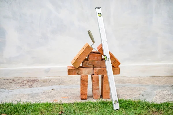 Miniatuur bakstenen huis en bouw hulpmiddelen — Stockfoto
