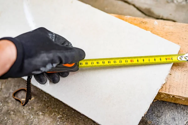 O processo de medição do comprimento de uma folha de drywall — Fotografia de Stock