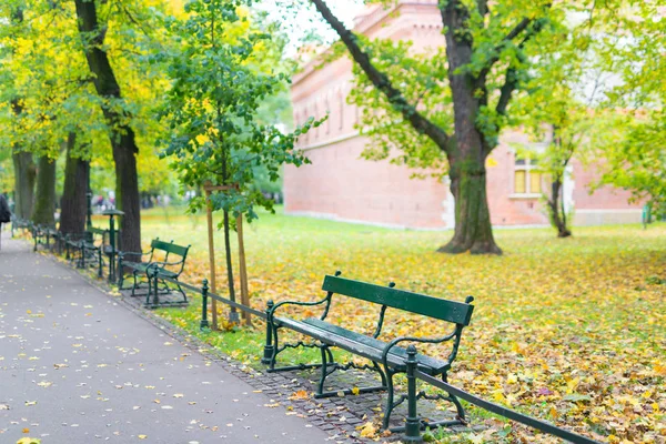 Green benches in the park against the background of the castle — Stock Photo, Image