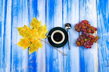 Natürmort - bir avuç üzüm ağacı ve yaprakları doku arka planı siyah kahve