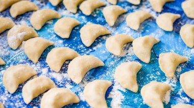 Doku vareniks buğday unu mavi bir arka plan üzerinde büyük bir sayıdır