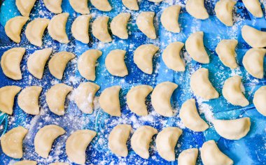 Doku vareniks buğday unu mavi bir arka plan üzerinde büyük bir sayıdır