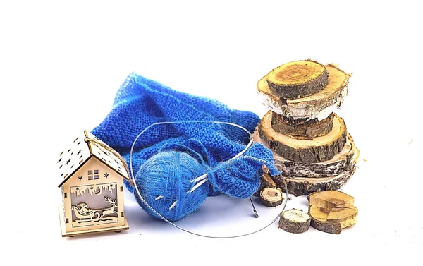 木制圆原木 针织纱线和白色背景的房子 — 图库照片