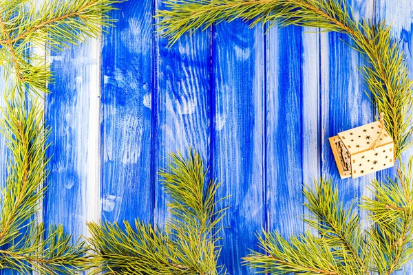 装饰框架 松树分枝和房子在一棵蓝色树的背景 — 图库照片