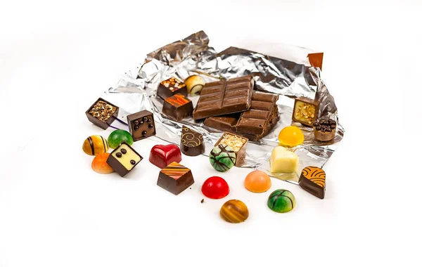 Czekolada mleczna i różne cukierki czekoladowe — Zdjęcie stockowe