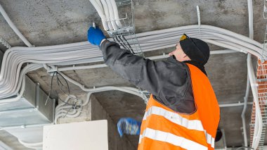 Montaj klipleri oluklu tel w için yükleme işlemi