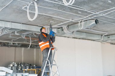 Montaj klipleri oluklu tel w için yükleme işlemi