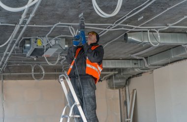 Montaj klipleri oluklu tel w için yükleme işlemi