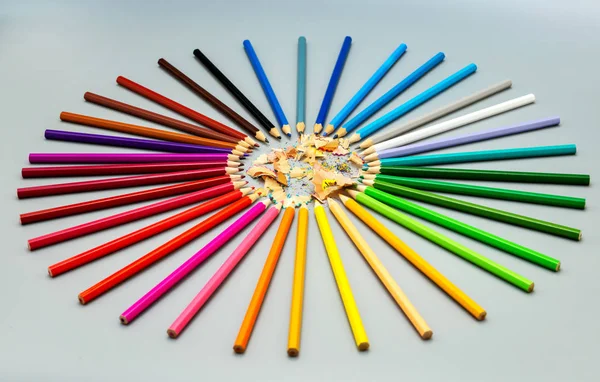 Crayons multicolores sont disposés en forme de cercle avec du bois — Photo