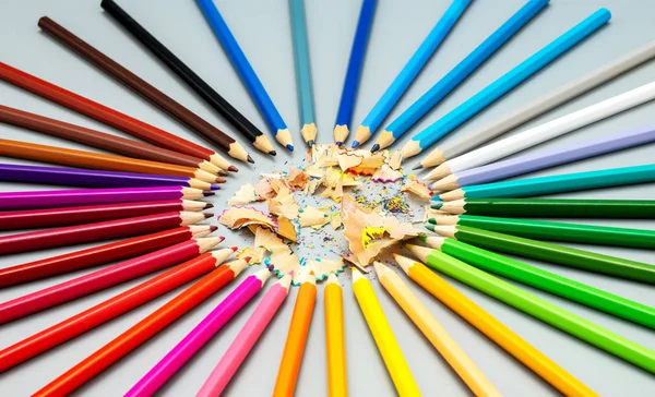 Crayons multicolores sont disposés en forme de cercle avec du bois — Photo