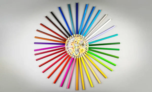 Crayons multicolores sont disposés en forme de cercle avec du bois — Photo