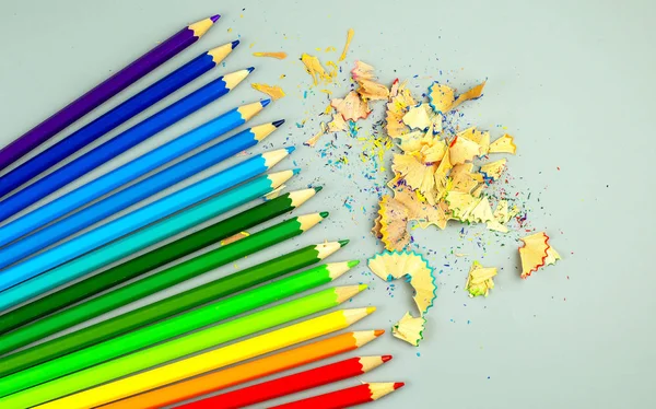 Tahta parçalı çok renkli kalemler. — Stok fotoğraf
