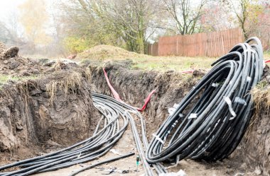 Toprak çukurunda yüksek voltajlı kablo hattı döşemek