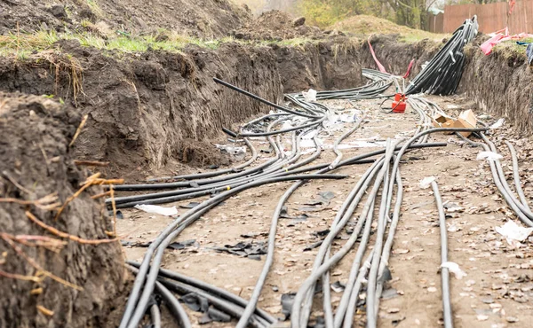 Colocación de líneas de cable de alta tensión en la zanja de tierra —  Fotos de Stock