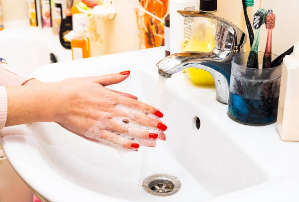 浴室の隔離中に抗菌石鹸で手を洗うプロセス — ストック写真