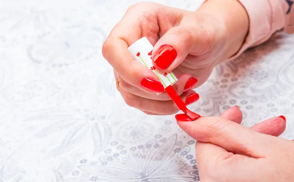 Manicure Processo Aplicação Esmalte Vermelho Nas Unhas Dos Dedos — Fotografia de Stock