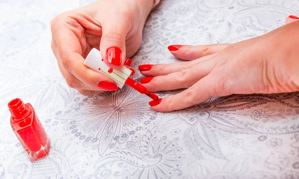 Manicura Proceso Aplicación Esmalte Uñas Rojo Las Uñas Los Dedos — Foto de Stock