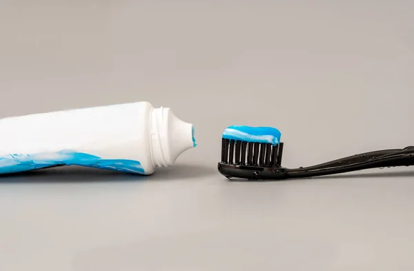 Tube Blanc Avec Dentifrice Brosse Dents Noire Sur Fond Gris — Photo