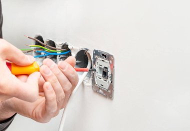 Beyaz alçı taşı duvarının arka planına internet erişimi için bir dahili soket kurma süreci