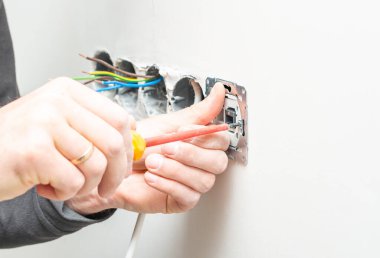 Beyaz alçı taşı duvarının arka planına internet erişimi için bir dahili soket kurma süreci