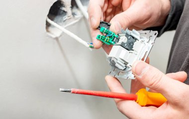 Beyaz alçı taşı duvarının arka planına internet erişimi için bir dahili soket kurma süreci