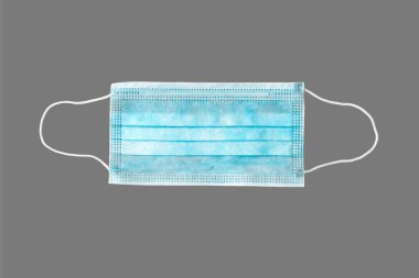 Viral enfeksiyonlara karşı korunmak için gri arka planda yüz maskesi