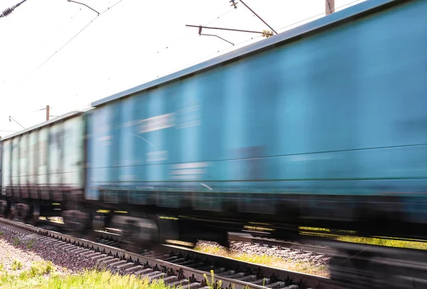 Tren Con Vagones Mercancías Movimiento Ferrocarril Electrificado Período Del Día —  Fotos de Stock