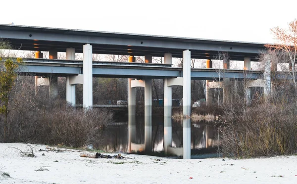 Puente Hormigón Armado Sobre Río Con Reflejo Agua Primavera —  Fotos de Stock