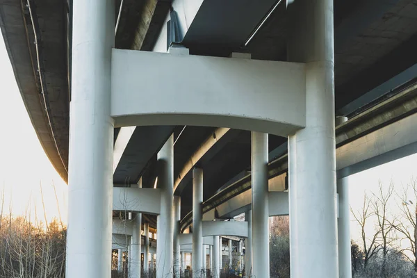 광선을 배경으로 아래에서 콘크리트 다리의 — 스톡 사진