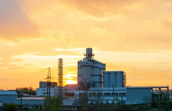 Günbatımında Altyapısı Olan Ağır Sanayi Fabrikası — Stok fotoğraf