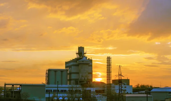 Günbatımında Altyapısı Olan Ağır Sanayi Fabrikası — Stok fotoğraf