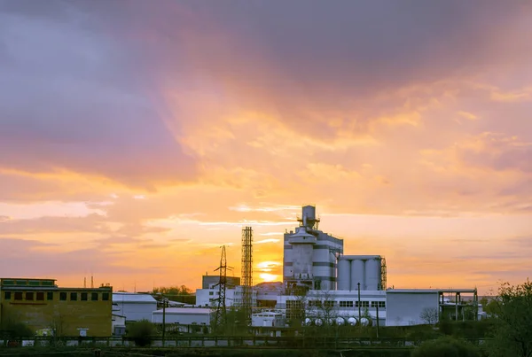 Bâtiment Industriel Lourd Avec Infrastructure Sur Fond Coucher Soleil — Photo