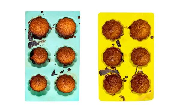 Cupcake Cioccolato Appena Sfornati Forme Gialle Turchesi Sfondo Bianco — Foto Stock