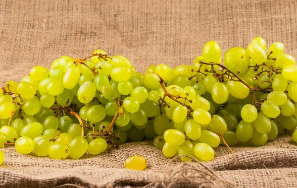 Ramo Uvas Frescas Maduras Verdes Sobre Fondo Tela Arpillera — Foto de Stock