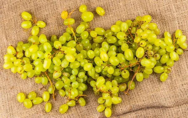 Bunch Green Ripe Fresh Grapes Burlap Fabric Background — Stock Photo, Image