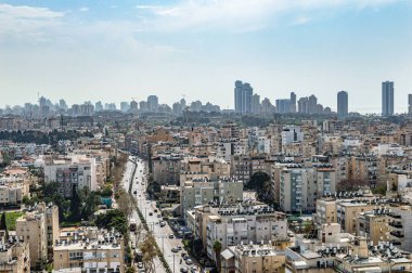 Yüksek binaları ve otelleri olan şehir yaz günlerinde gökyüzünün arka planında