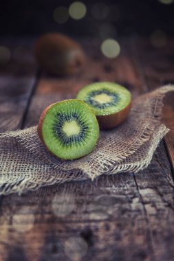 Kivi meyve yarım kesilmiş