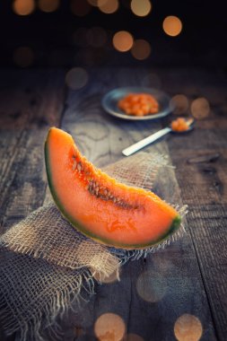 Kavun dilimi ahşap masa üzerinde