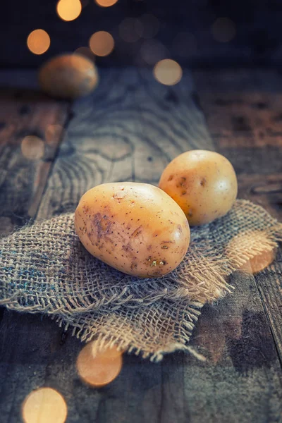 木のテーブルにジャガイモ — ストック写真