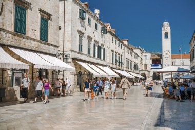 Dubrovnik, Hırvatistan - 24 Haziran 2010: Stradun, Dobruca, Hırvatistan için ana cadde. Dubrovnik Akdeniz önemli turistik yerlerinden biridir.