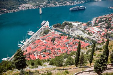 Kotor üzerinde havadan görünümü