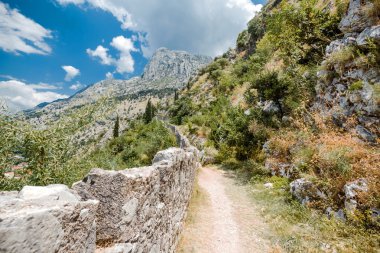 Şehir Kotor, Karadağ'ın kale duvarında