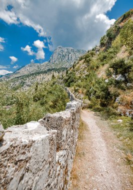 Şehir Kotor, Karadağ'ın kale duvarında