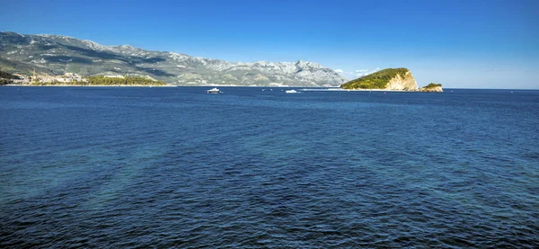 Černá Hora. Budva. Pobřeží Jaderského moře — Stock fotografie