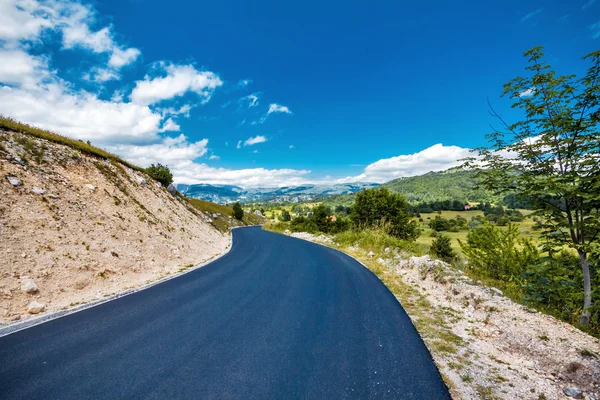 Campo, strada e cielo — Foto Stock