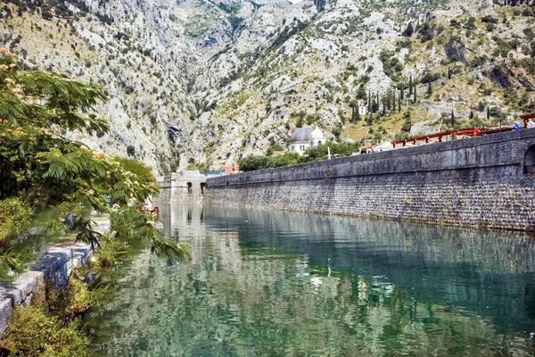 O muro da fortaleza na cidade de Kotor, em Montenegro — Fotografia de Stock