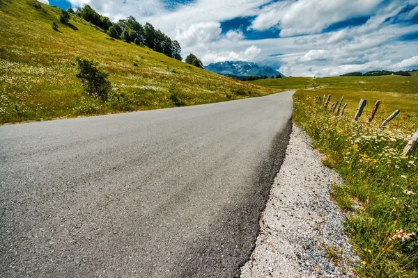 Campo, carretera y cielo — Foto de Stock