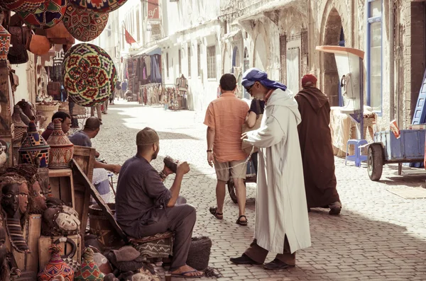Obchodníci na ulicích Essaouira v Maroku na září 20 — Stock fotografie