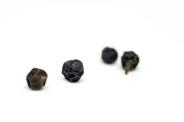 Pimenta preta Isolada em sementes de fundo branco — Fotografia de Stock