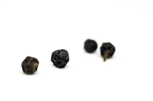 Semillas aisladas de pimienta negra — Foto de Stock